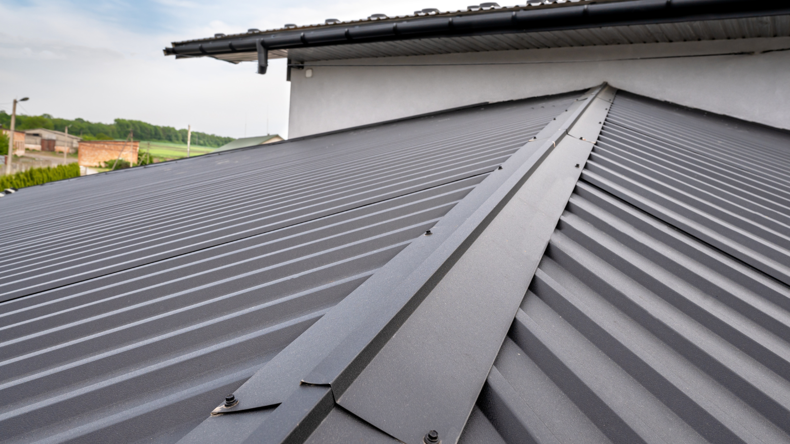 Como Telhados Metálicos Reduzem o Calor e Aumentam o Conforto